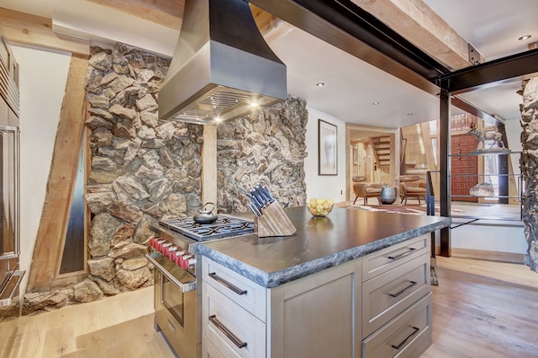 House, 4 Bedrooms | Private kitchen