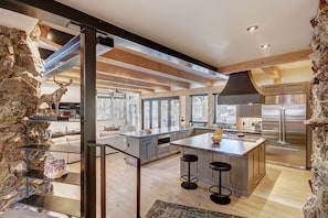 House, 4 Bedrooms | Private kitchen