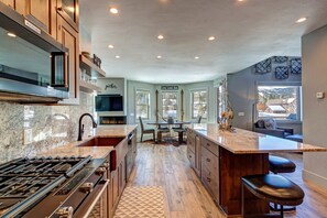 Townhouse, 4 kamar tidur | Dapur pribadi | Lemari es, oven, mesin pembuat kopi/teh, dan pemanggang roti