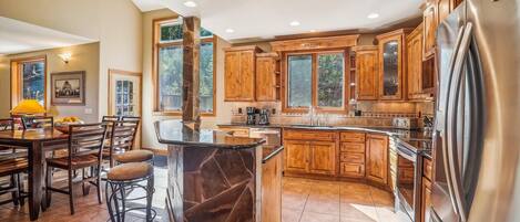 House, 5 Bedrooms | Private kitchen | Fridge, coffee/tea maker