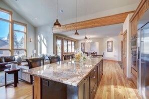 House, 4 Bedrooms | Private kitchen | Fridge, oven, coffee/tea maker, toaster