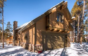 Situated in a serene pine forest, this cabin offers a cozy retreat with a garage and an entrance.