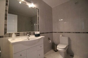 Combined shower/tub, hair dryer, towels, shampoo - 2 Bedroom Apartment with Swimming pool at São Rafael Beach - Albufeira (Albufeira)