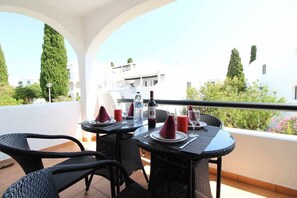 Outdoor dining - 2 Bedroom Apartment with Swimming pool at São Rafael Beach - Albufeira (Albufeira)