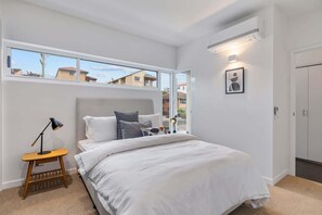 4 bedrooms, desk, iron/ironing board, bed sheets