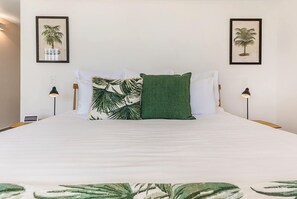 4 soverom, skrivebord, strykejern/-brett og sengetøy