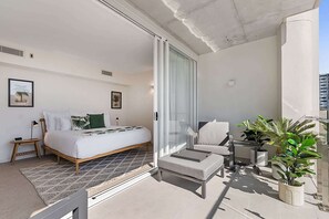 4 slaapkamers, een bureau, een strijkplank/strijkijzer, beddengoed