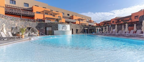 2 Außenpools, geöffnet von 10:00 Uhr bis 18:00 Uhr, Sonnenschirme