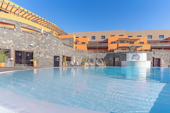 2 outdoor pools, open 10:00 AM to 6:00 PM, pool umbrellas, sun loungers - Arena Castillo (Antigua)