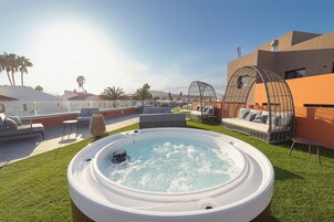 2 piscinas al aire libre, sombrillas, sillones reclinables de piscina