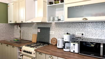 House | Private kitchen | Fridge, microwave, oven, stovetop