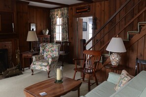 TV - Truro Hilltop Sanctuary: A Captain's Retreat with Bay Views (2214) (Plymouth)