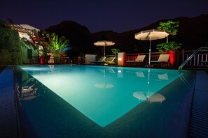 Una piscina al aire libre, una piscina climatizada