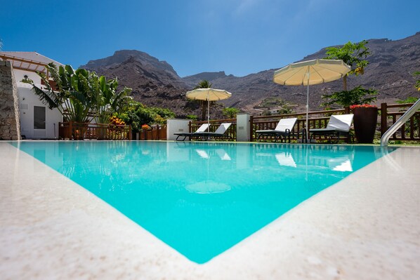 Een buitenzwembad, een verwarmd zwembad