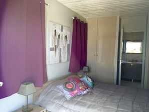 2 slaapkamers, een strijkplank/strijkijzer, reisbedje, gratis wifi