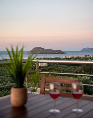 Outdoor dining - Villa Elisabeth View luxurious with POOL & BBQ !!! (CHANIA GREECE)