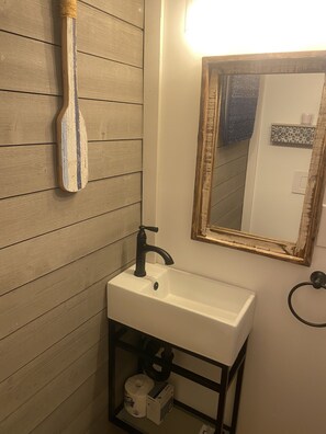Combined shower/bathtub, hair dryer, towels, soap