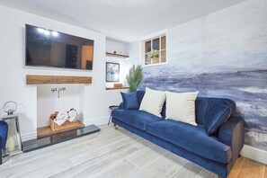 TV, books, offices - Host & Stay | The Alby (Whitby)