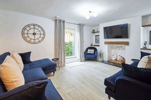 Télévision, livres, espaces bureaux