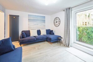 Tv, bøger, kontorer