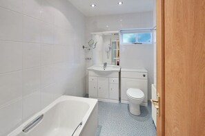 Baignoire, sĂšche-cheveux, serviettes fournies, papier toilette