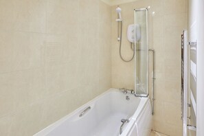 Badekar, hårføner, håndklær og toalettpapir