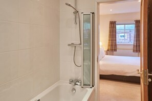 浴槽、ヘアドライヤー、タオル、石鹸