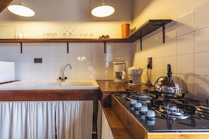 Kjøleskap, mikrobølgeovn, kokeplater og kaffetrakter/tekoker