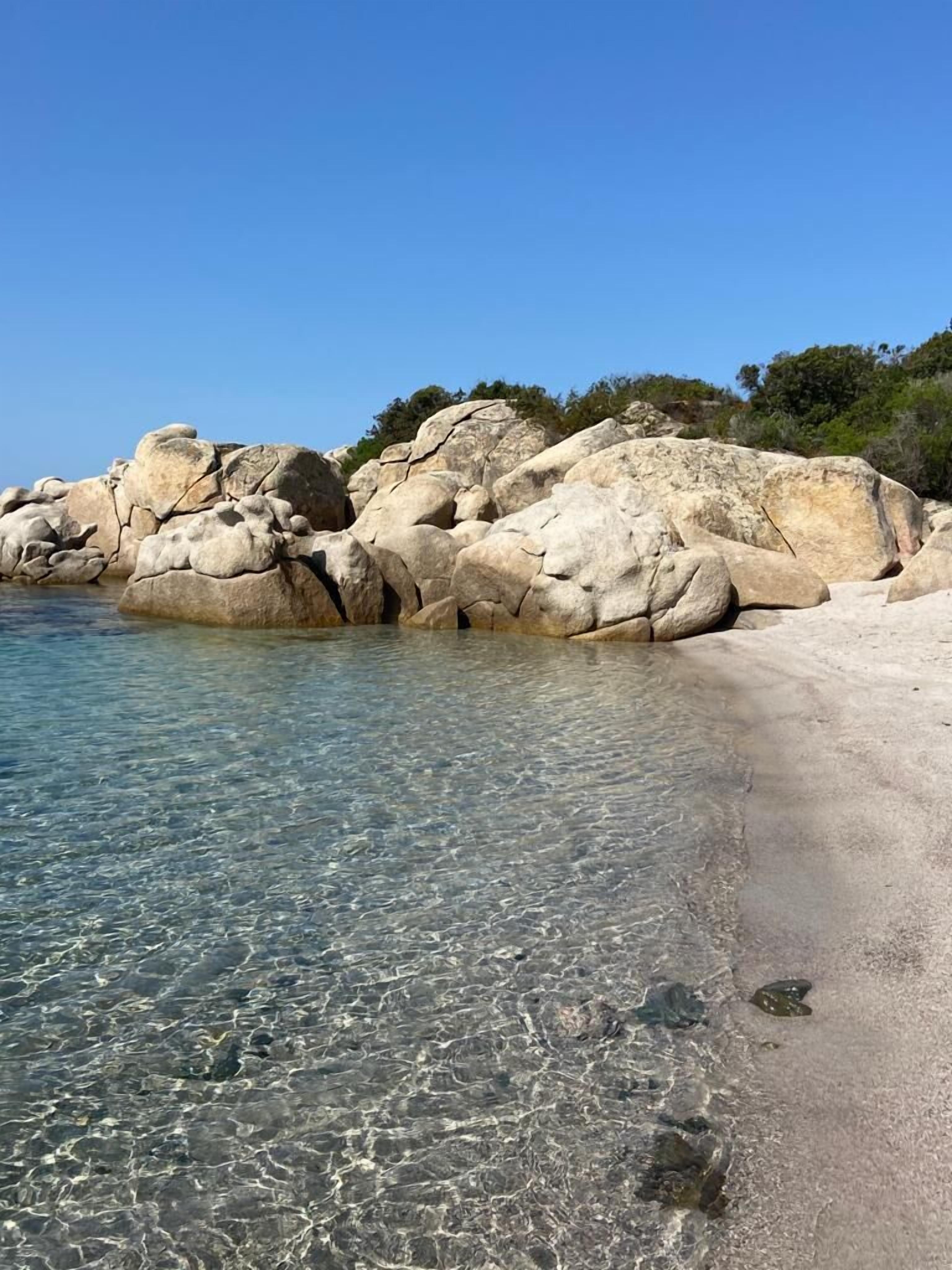 Nær stranden og strandhåndklær