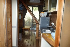 Réfrigérateur, micro-ondes, plaque de cuisson