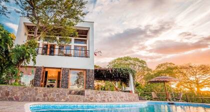 Entire hilltop house/ pool spectacular view overlooks 100s of Isletas & Granada