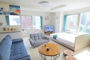 2 habitaciones, escritorio, tabla de planchar con plancha y wifi gratis 