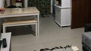 Un espacio habitable compacto con comedor, kitchenette y ventilador de techo.