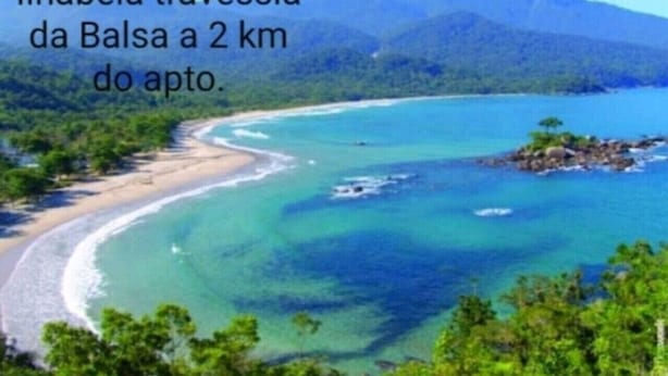 Un paisaje costero con aguas azules cristalinas, playas de arena y abundante vegetación.