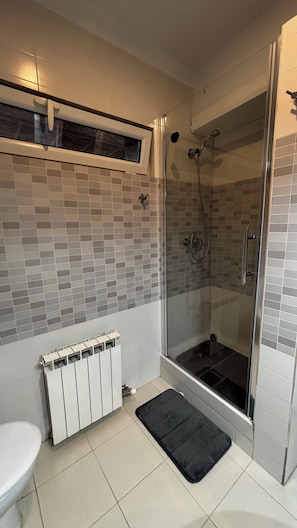 Douche, serviettes fournies, savon, papier de toilette
