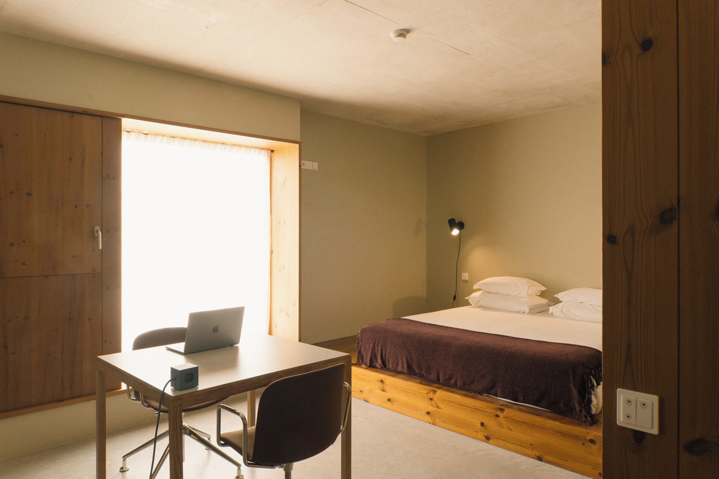 Minibar, caja de seguridad en la habitación y escritorio 