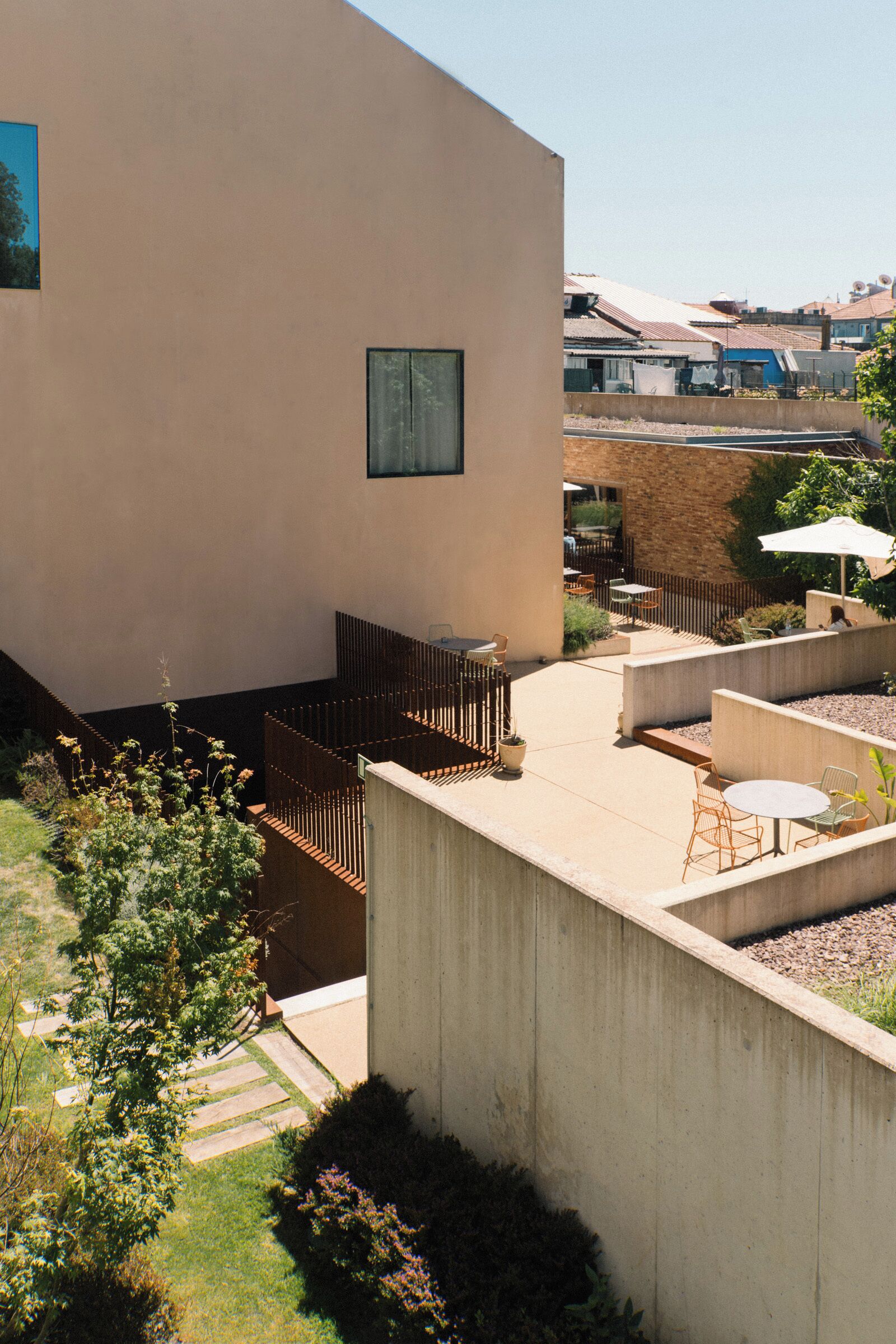 Un espace extérieur aménagé en terrasse, avec des sièges et un petit jardin.
