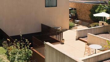 Un espace extérieur aménagé en terrasse, avec des sièges et un petit jardin.