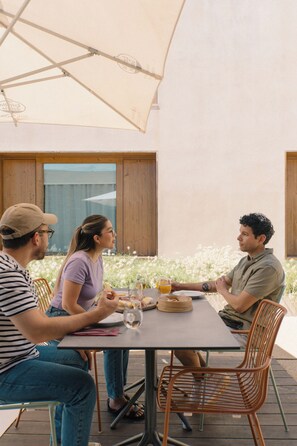 Outdoor dining - Jam Porto (Porto)