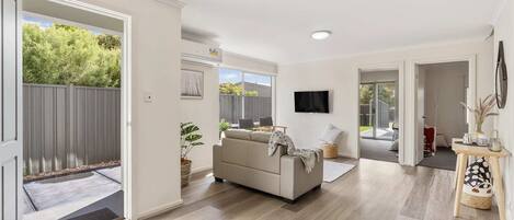 Televisie, boeken en een kantoor