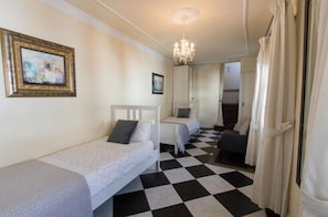 4 bedrooms, in-room safe, desk, iron/ironing board