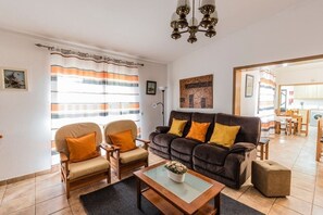 Smart-TV, DVD-spiller, fotballspill og bordtennis