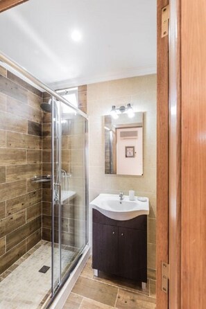 Duschwanne, Haartrockner, Bidet, HandtĂŒcher
