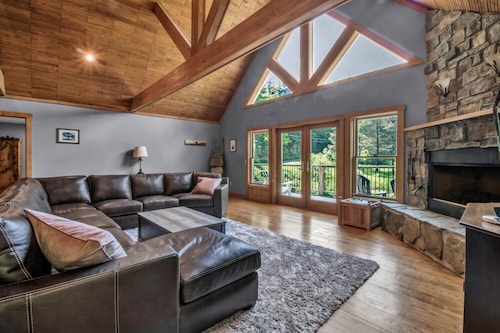 Beautiful 6 bedroom Ellicottville Chalet