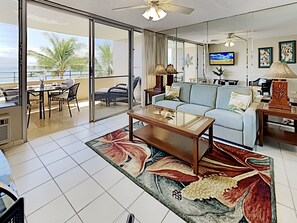 TV - GORGEOUS Oceanfront/Ocean View*FULLY Remodeled! (Wailuku)