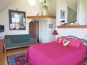 1 bedroom, iron/ironing board, free WiFi, bed sheets - Squirrel's Nest Penthouse Suite, LLC (Burlington)