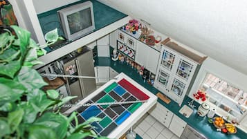 Refrigerador, microondas, cafetera y tetera y tostadora