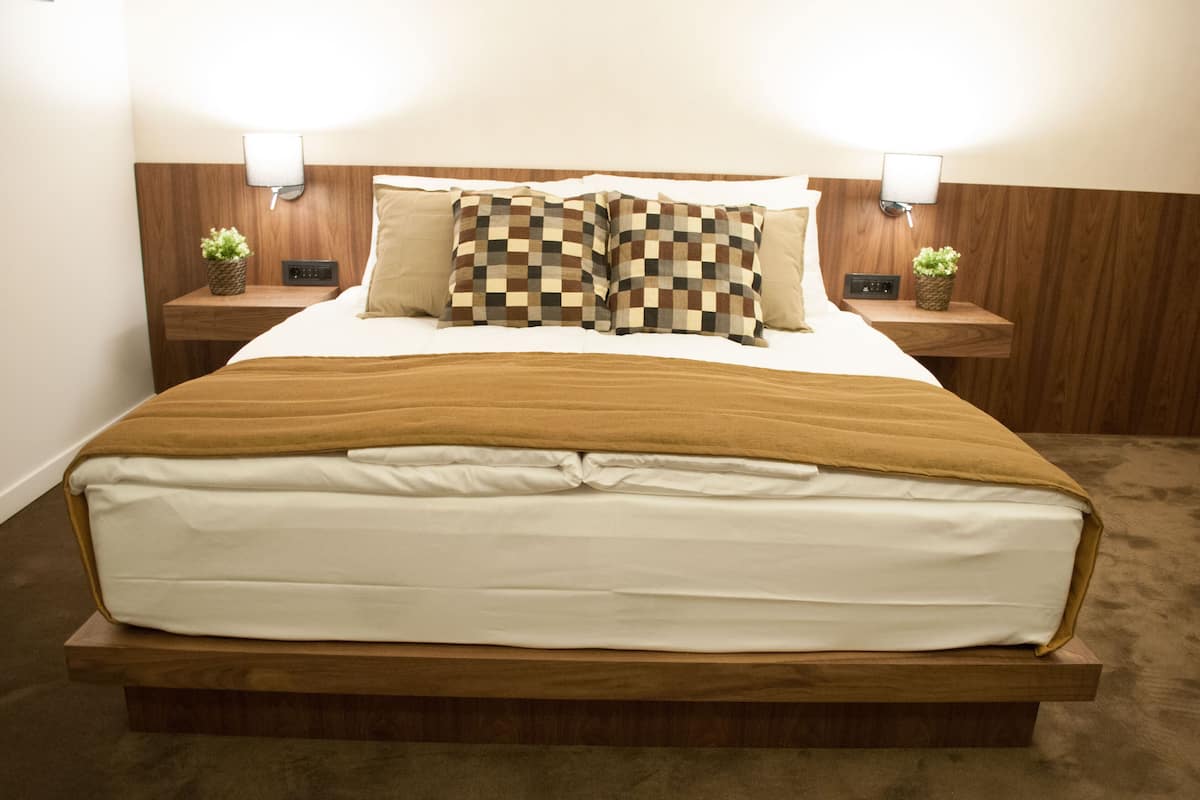 1 bedroom, Egyptian cotton sheets, premium bedding, memory-foam beds