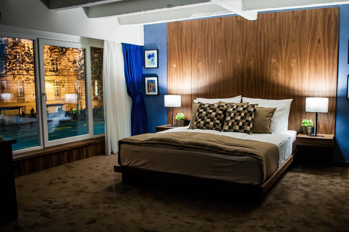 1 bedroom, Egyptian cotton sheets, premium bedding, memory-foam beds