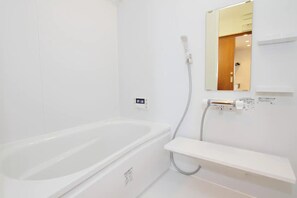 Kostenlose Toilettenartikel, Haartrockner, Handtücher